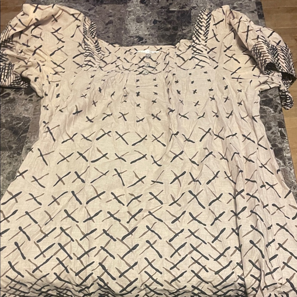 Chic Patterned Blouse in Cream and Black